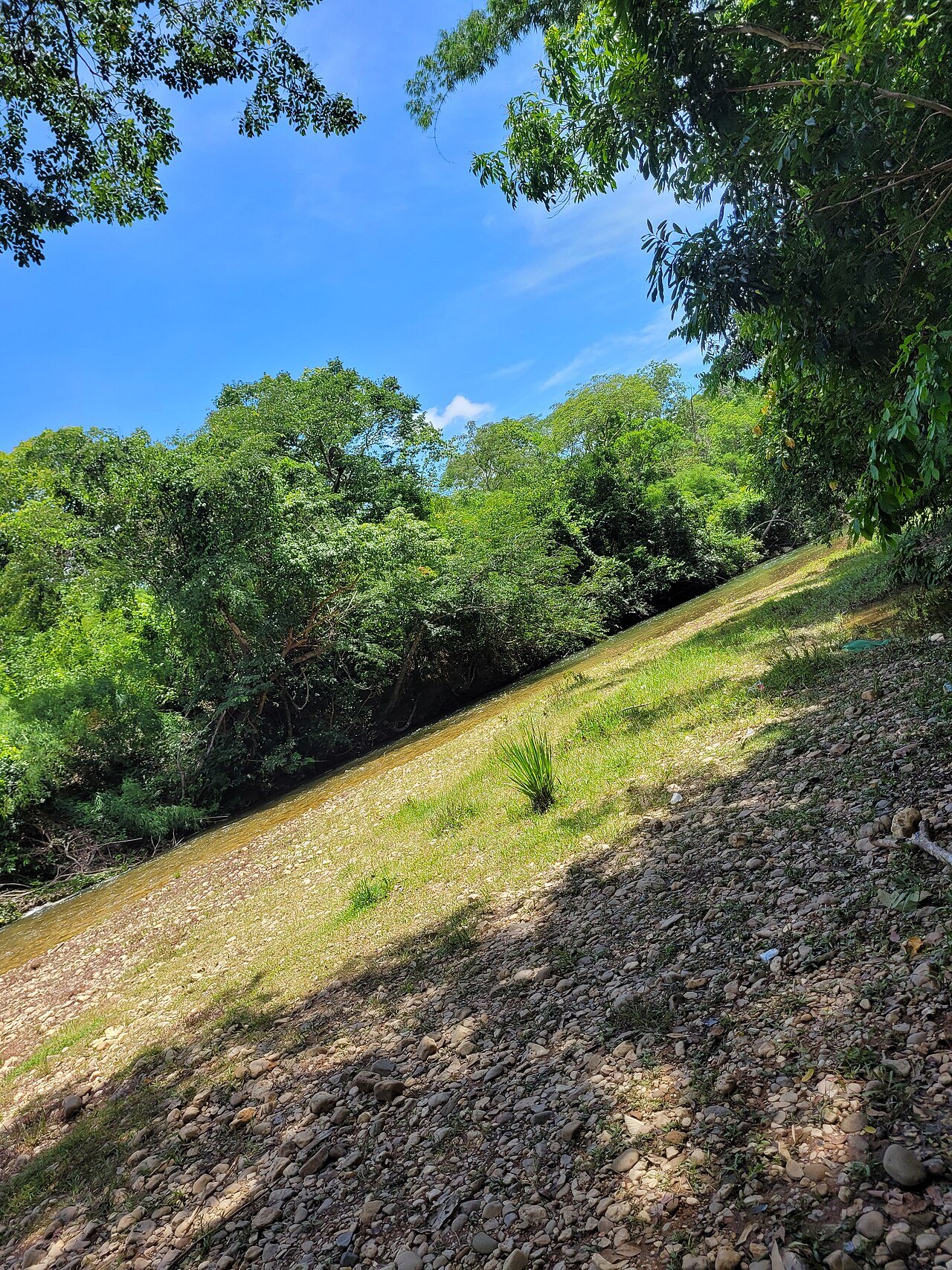Estrada perto de rio na região da Chapada, Mato Grosso